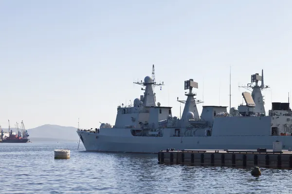 Os navios militares na amarração — Fotografia de Stock