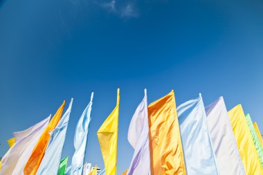 çok renkli bayraklar