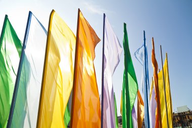 çok renkli bayraklar