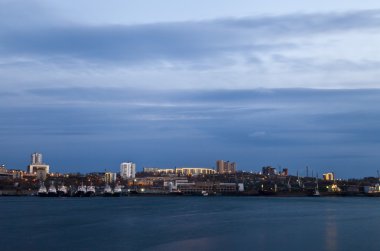 Denizde akşam şehir