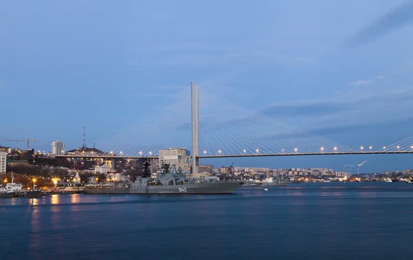 La ciudad nocturna en el mar — Foto de Stock