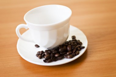 bir tablo üzerinde kahve taneleri