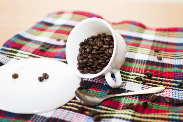 Grains de café sur une table — Photo