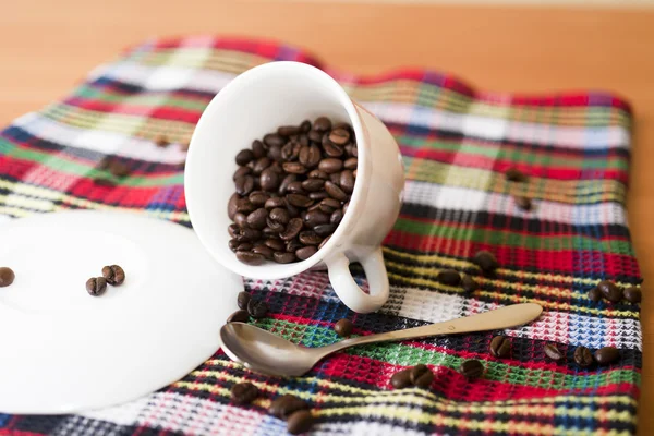 Grains de café sur une table — Photo