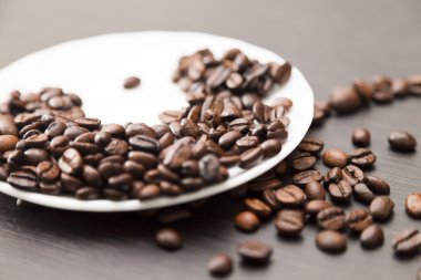 bir tablo üzerinde kahve taneleri