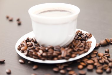 bir tablo üzerinde kahve taneleri