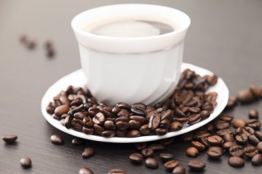 bir tablo üzerinde kahve taneleri