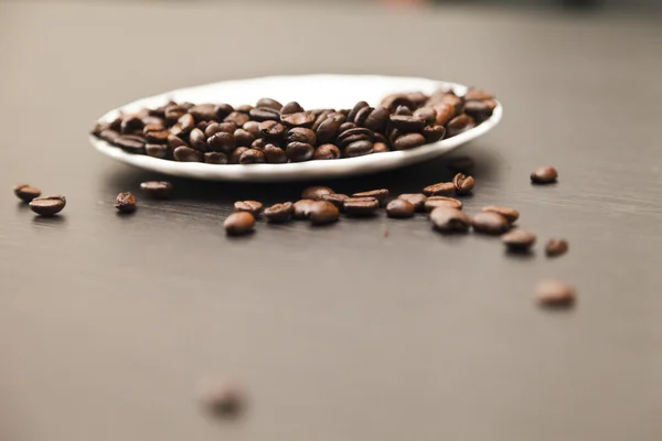 Grains de café sur une table — Photo