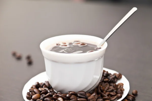 Кофе зерна на столе — стоковое фото