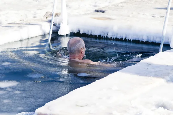Se baigner dans un trou de glace Photos De Stock Libres De Droits