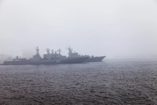 Buques de guerra en la niebla — Foto de Stock