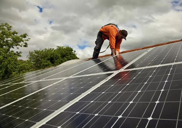 Electricien vérifiant les panneaux solaires — Photo