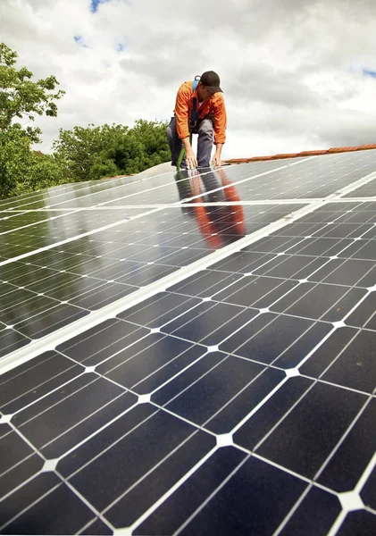 Electricista comprobando paneles solares — Foto de Stock