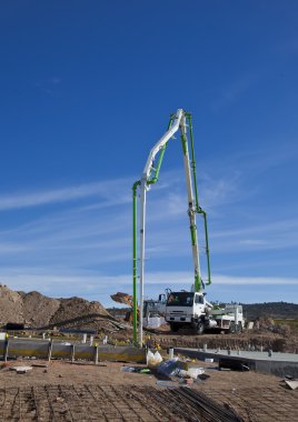 konut inşaat alanı üzerine beton dökülen