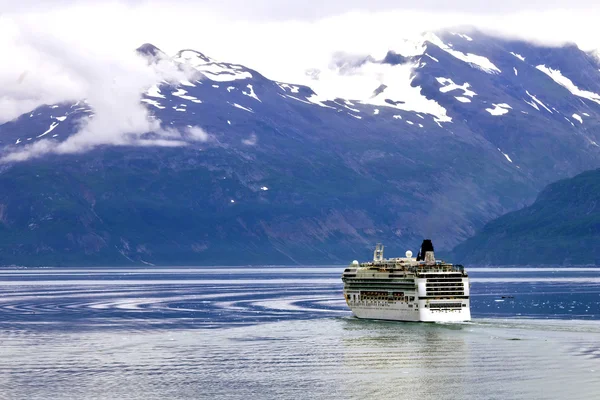 Kryssningsfartyg seglar i glacier bay — Stockfoto