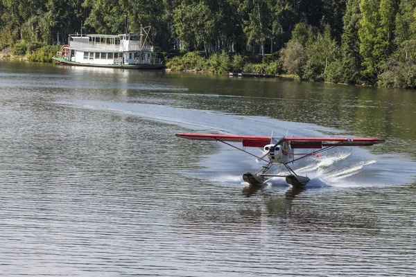 Описание: Float plane landing on Chena River — стоковое фото