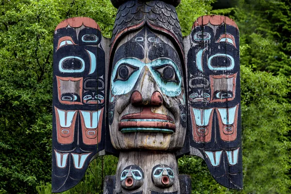 Pólo totem esculpido em Ketchikan, Alaska Fotos De Bancos De Imagens