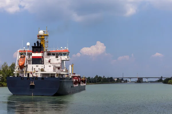 Tanker welland kanalda demir alıyor. — Stok fotoğraf