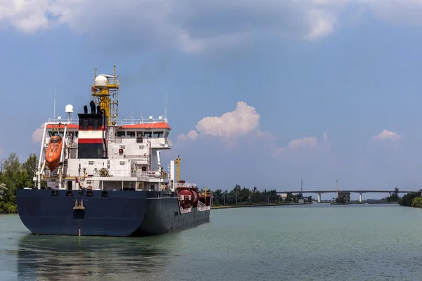 韦兰运河航行的油轮 免版税图库照片