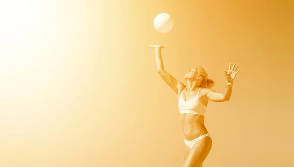 Junges Mädchen Spielt Strand Volleyball Gelber Farbfilter Profisportkonzept Horizontales Sportplakat — Stockfoto