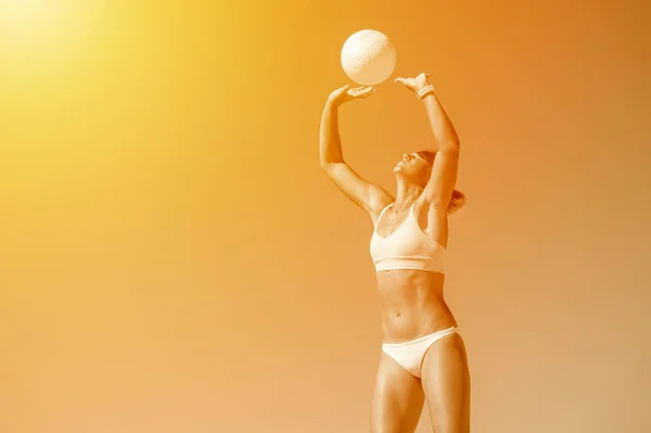 Junges Mädchen Beim Volleyball Strand Gelber Farbfilter Profisportkonzept Horizontales Sportplakat — Stockfoto