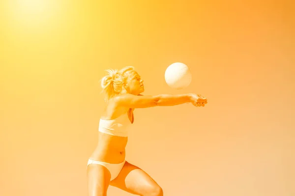 Junges Mädchen Beim Volleyball Strand Gelber Farbfilter Profisportkonzept Horizontales Sportplakat — Stockfoto