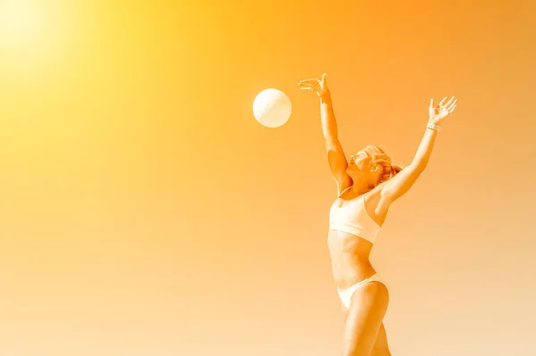 Девушка Играет Волейбол Пляже Желтый Цветовой Фильтр Концепция Профессионального Спорта — стоковое фото