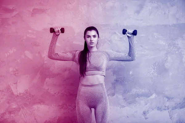 Junge Glückliche Frauen Beim Fitnesstraining Mit Dumbbels Auf Neonfarbenem Hintergrund — Stockfoto