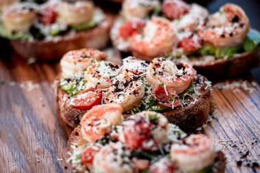 Açık karides, avokado, domates. Ev yapımı çavdar ekmeği.