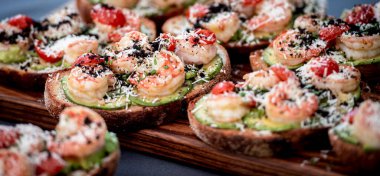 Açık karides, avokado, domates. Ev yapımı çavdar ekmeği.