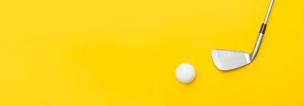 Weißer Golfball Und Stock Auf Gelbem Hintergrund Horizontales Sportplakat Grußkarten — Stockfoto