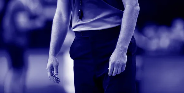 Διαιτητής Σφυρίχτρα Πολύχρωμο Φόντο Γαλάζιο Φίλτρο Χρώματος Επαγγελματική Έννοια Του — Φωτογραφία Αρχείου