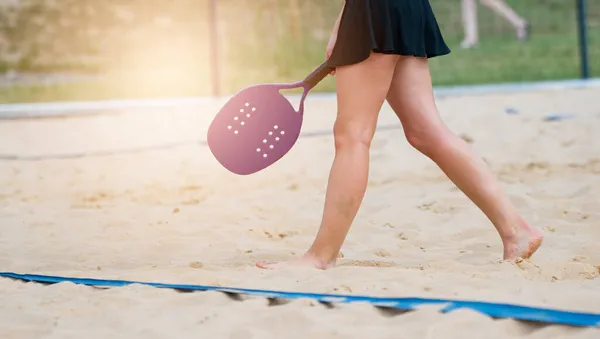 Mujer Jugando Tenis Playa Una Playa Concepto Deportivo Profesional —  Fotos de Stock
