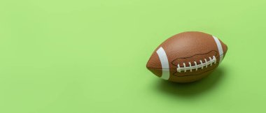 Deri Amerikan futbolu yeşil arka planda. Spor takımı konsepti. Yatay spor temalı poster, tebrik kartları, başlıklar, web sitesi ve uygulama