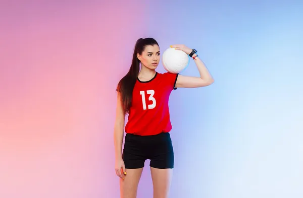 Volleyball Mädchen Halten Und Kicken Ball Auf Neon Hintergrund Horizontales — Stockfoto