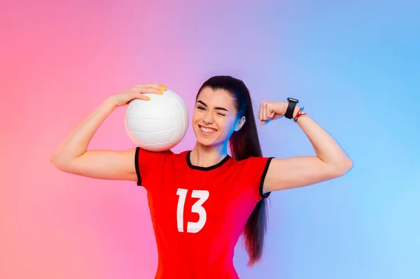 Volleyball Mädchen Halten Und Kicken Ball Auf Neon Hintergrund Horizontales — Stockfoto