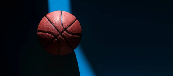青の背景に自然光で新しいバスケットボールボールを茶色 スポーツチームのコンセプト 水平スポーツのテーマのポスター グリーティングカード ヘッダー ウェブサイトとアプリ — ストック写真