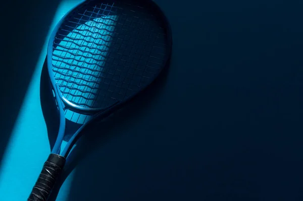 青を背景に自然照明付きホワイトプロテニスラケット 水平スポーツのテーマのポスター グリーティングカード ヘッダー ウェブサイトとアプリ — ストック写真