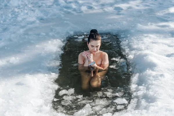 Bikinili Bir Kız Donmuş Göl Buz Deliğinde Bir Saat Kadın — Stok fotoğraf