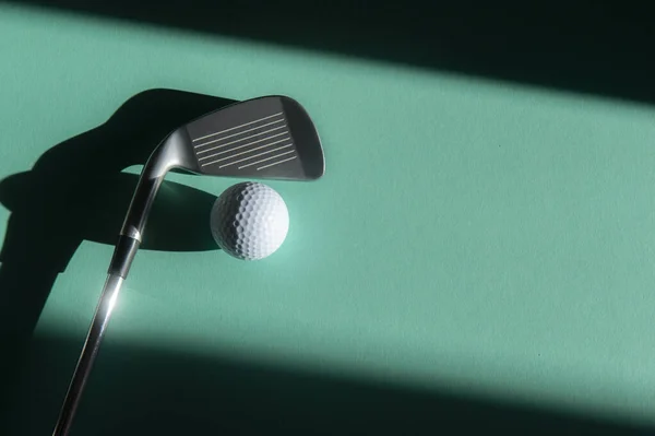 Witte Golfbal Stok Met Natuurlijke Verlichting Groene Achtergrond Horizontale Sportposter — Stockfoto