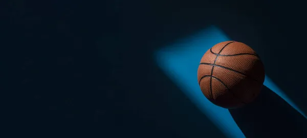 Bruine Nieuwe Basketbal Met Natuurlijke Verlichting Blauwe Achtergrond Sport Team — Stockfoto