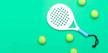 Beyaz profesyonel raket tenis raketi ve naneli arkaplanda toplar. Yatay spor temalı poster, tebrik kartları, başlıklar, web sitesi ve uygulama