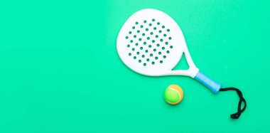 Nane rengi arka planda beyaz profesyonel raket ve top. Yatay spor temalı poster, tebrik kartları, başlıklar, web sitesi ve uygulama