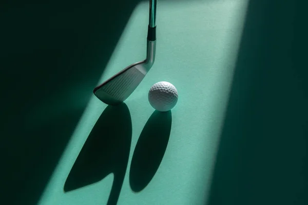 Pallina Golf Bianca Bastone Con Illuminazione Naturale Sfondo Menta Manifesto — Foto Stock