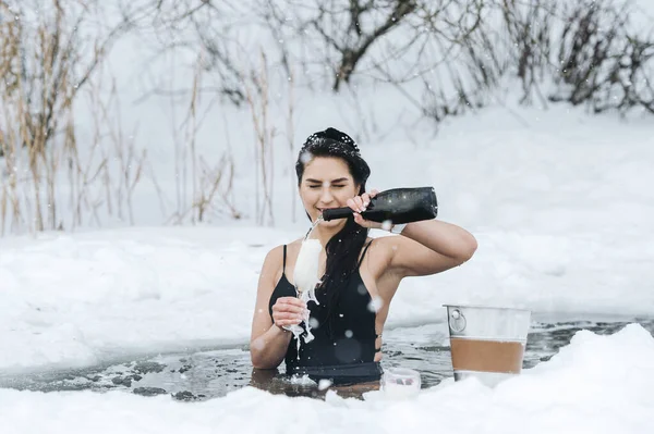 Девушка Шампанским Замороженном Озере Женщина Закаляет Тело Холодной Воде Успешная — стоковое фото