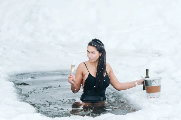 Chica Con Champán Agujero Hielo Del Lago Congelado Mujer Endureciendo —  Fotos de Stock