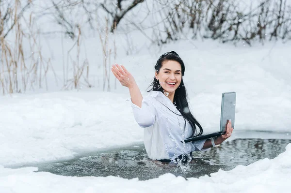 Девушка Ноутбуком Ледяной Дыре Озера Женщина Закаляет Тело Холодной Воде — стоковое фото