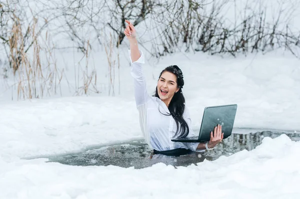 Девушка Ноутбуком Ледяной Дыре Озера Женщина Закаляет Тело Холодной Воде — стоковое фото