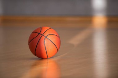 Parkın zemininde doğal ışıklandırmalı basketbol topu. Antrenman online konsepti, yatay spor temalı poster, tebrik kartları, başlıklar, web sitesi ve uygulama