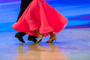 Uluslararası Latin dansçı kadın ve erkek dansçı. Yatay spor temalı poster, tebrik kartları, başlıklar, web sitesi ve uygulama